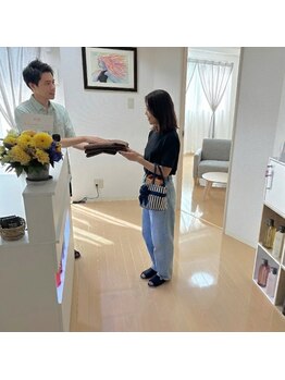 ホーユーセルフカラー専門店　白髪染め/ヘアカラー/リタッチ/セルフカラーの写真/初心者オススメ◎カラー剤のプロが丁寧にアドバイス！白髪染めの不安が消える[80分990円] 金山駅徒歩3分/栄