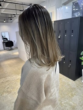 メリー オオサカ(Merly Osaka) 根本伸びても気にならないカラー_smoky greige balayage_