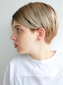 ナヌーク シブヤ(nanuk shibuya) ブリーチカラーでハイトーンショートを楽しむ