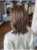 白髪ぼかしハイライト×ベージュカラー×外はねボブ