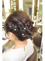 コアフィールフィス(COIFFURE fils)&nbsp;ロングヘアをあみこみ＆ねじり＆ハンドメイドヘアピンでアップに