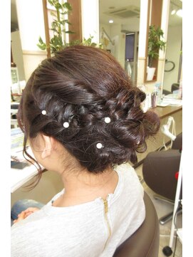 コアフィールフィス(COIFFURE fils) ロングヘアをあみこみ＆ねじり＆ハンドメイドヘアピンでアップに