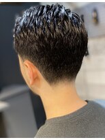 フランクスバーバー アンド ビアークラブ(FRANK'S BARBER and BEER CLUB)&nbsp;バーバースタイルビジネステーパーフェードサイドパート