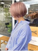 ショートボブ×ピンクベージュ前髪なしハイトーン