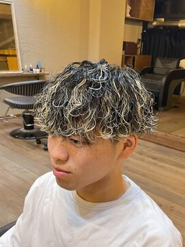 ミオ ベガ(Mio'' VEGA) 波巻きパーマ×ホワイトハイライト