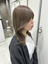 ビブ(VIV)&nbsp;くびれレイヤー×透明感グレージュで大人可愛いミディアムヘア♪