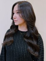 アヴァンセ サニー美容室&nbsp;暗髪グレージュ ロングウェーブ 顔周りレイヤー 20代 美髪 艶髪