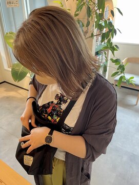 ユヌ(Une) ミルクティーベージュ 外ハネボブ