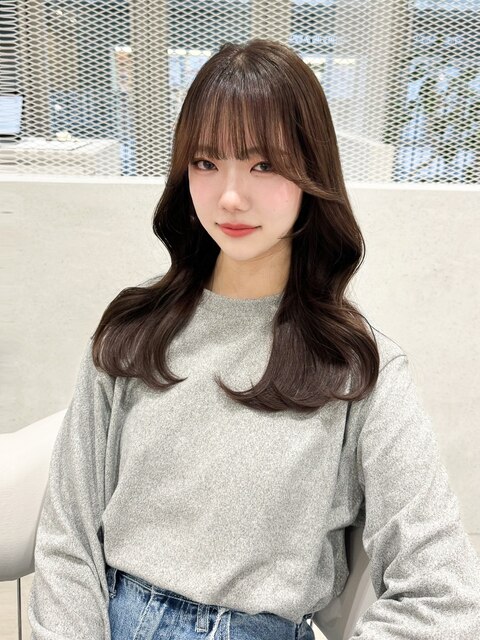 マロンベージュの韓国巻き髪スタイル