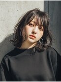 暗髪でも透明感◎なグレージュ×シースルーバングの垢抜けくびれ