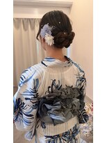 ヘアアレンジメント ボガスティーズ 溝の口店(Hair arrangement Vogusty's)&nbsp;浴衣シニヨン×水色花飾りで上品ヘア/隅田川花火/立川花火大会
