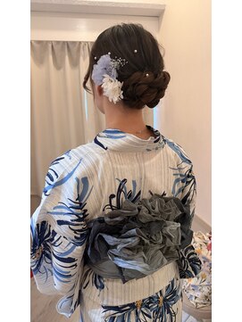 ヘアアレンジメント ボガスティーズ 溝の口店(Hair arrangement Vogusty's) 浴衣シニヨン×水色花飾りで上品ヘア/隅田川花火/立川花火大会