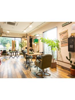 まるでご自宅にいる時のように落ち着いて過ごせるアットホームな空間◇明るく温もりを感じるサロン♪