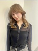ベージュカラー/ハイレイヤーカットのくびれ巻き