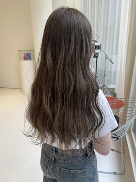 ハイブ 金沢(Hive) ブリーチアッシュグレー透明感カラーフェミニンロング