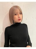 ホワイトベージュ ブロンドボブ 切りっぱなしボブ ぱっつん前髪