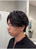 大人の抜け感を演出する、今トレンドのフェザーパーマ