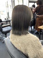 エミタス 柳通り(Emitas.)&nbsp;透け感とくすみ感で赤みを抑えたオリーブグレージュ