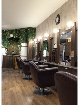 ヘアメイク アミュール(hair make A'mule)の写真/木の温もりあるウッディな落ち着きある空間です。