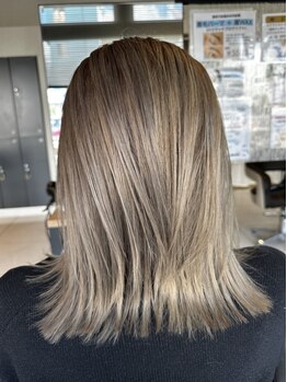レイフィールド 長嶺店(RAY Field)の写真/白髪ぼかし×ツヤ感カラーで、秋冬の大人髪に品と透明感を◎肌なじみの良いくすみカラーが人気！