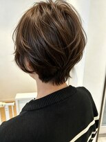 アイビー(Ivy)&nbsp;明るい白髪染め　エアリー感のあるショートスタイル