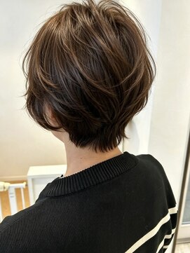 アイビー(Ivy) 明るい白髪染め　エアリー感のあるショートスタイル