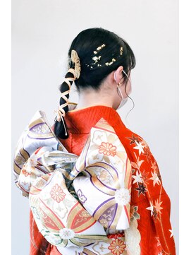 ホワイトルーム(White Room) 金箔を使った紐ポニーテール