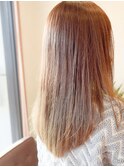 柔らかな冬の彩光に似合うウォームベージュをロングヘアにも