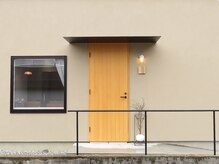 美容室ことの雰囲気（お店の前が駐車場になります）