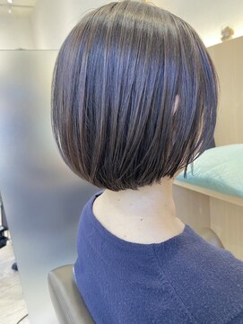 ウイバイファースト(u'i by first) 首のラインに沿って、丸みを帯びたスタイル