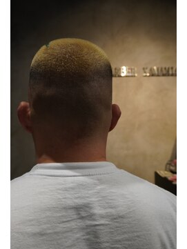 バーバー ヤマミチ(BARBER YAMAMICHI) <理容室>個性派 スキンフェード 緑ライン