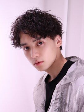 ネイビー(NAVY) ウェーブパーマで作る 男らしさ全開 センターパート