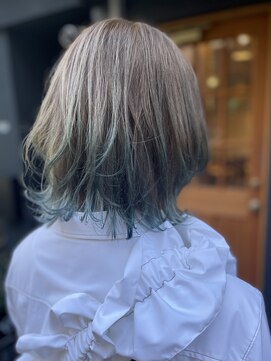 トレパルッキエーレ(tre parrucchiere) ［-tre-］ホワイトベージュレイヤー×エンズカラー　20代/30代