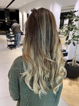 ステア ケース(stair case) 透明感ベージュバレイヤージュ