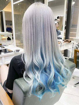 デイズ(days) 人気のインナーカラー☆ホワイトカラーにイヤリングカラーブルー