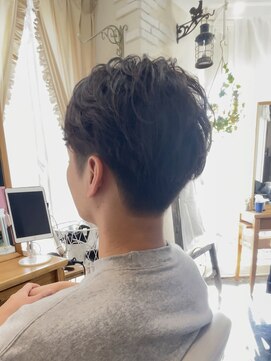 ロッティー(Rottie) ニュアンスパーマ.センターパート.アップバング.刈り上げ