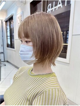 ホロ(hollo) 顔まわりレイヤーショートウルフカットミルクティーベージュ