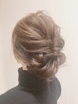 ヘアサロン トラヴィス(hair salon Travis)&nbsp;ツイストと三つ編みでまとめたカジュアルヘアアレンジ