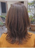 くびれ外ハネが大人かわいいミディアムレイヤー/30代40代50代