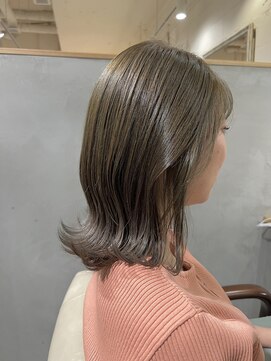 アンビエンテ(ambiente) 外はね　アッシュベージュ　伸ばしかけスタイル