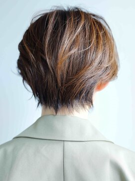 スクエアウーノ 博多(SQUARE＊UNO HAKATA) かき上げバング　くびれショート　レイヤースタイル