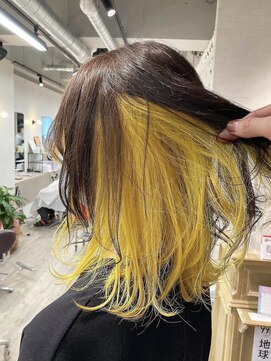 コワファースト長崎シャンプーボーイ 2nd(COIFF1RST 長崎 SHAMPOO BOY) 長崎 ミディアムレイヤー インナーイエロー