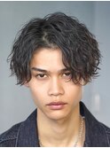 メンズミディアムパーマセンターパートウルフカット縦落ちパーマ
