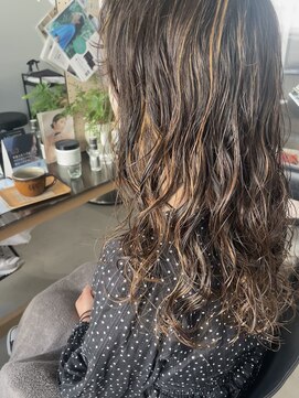 ヘアアンドメイク プロダクトスティーロ(Hair&Make Product Steelo) ロングヘアウェーブ×ハイライトカラー