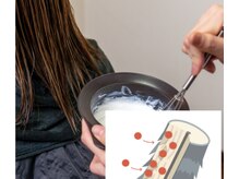 ヘアカラーと同時に毛髪内部に強度を与え、空洞を埋めるケア成分を浸透させます。