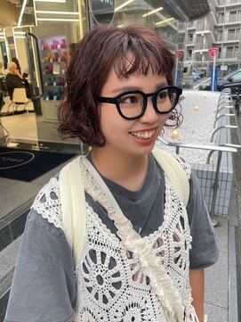 ブラウン(Brown) ショートボブパーマ×ピンクレッド