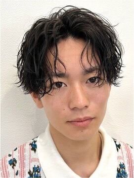 オーシャントーキョーセンダイ(OCEAN TOKYO SENDAI) 黒髪センターパート刈り上げマッシュ波巻きスパイラルショート