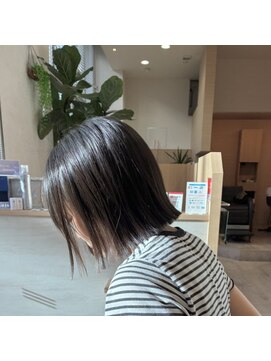 ウイバイファースト(u'i by first) まとまりとツヤ感が魅力の切りっぱなしボブ