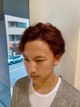 ティアマット 赤坂(Tiamat) ブリーチなしカシスレッド×くせ毛を生かした遊び七三