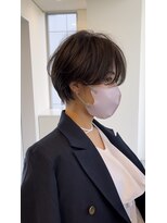 イヴォークトーキョーオーサカ(EVOKE TOKYO osaka)&nbsp;耳かけ 丸み おしゃれ ハンサムショート グレージュ ヘアカラー